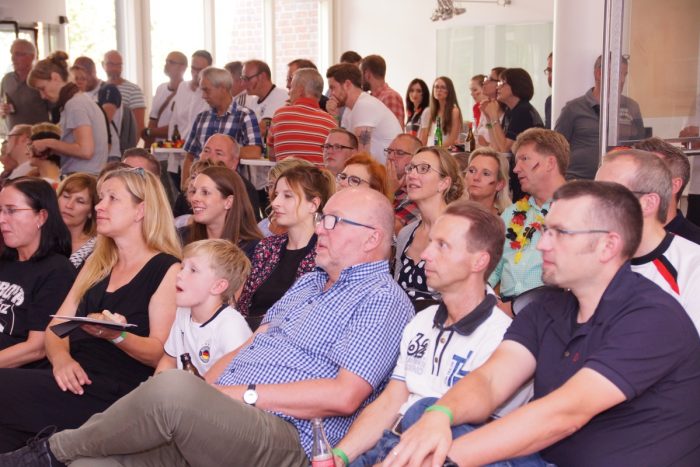 Die Schlütersche Fanmeile unterm grünen Dach