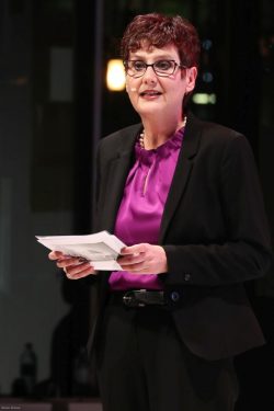 Irmke Frömling hält die Laudatio für die Gewinner des Goldenen Bulli 2018