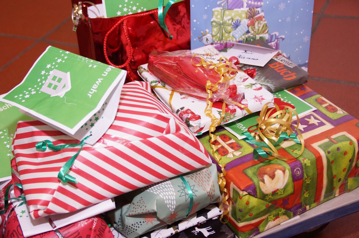 Verpackte Buchgeschenke für Kinder der Südstadtschule