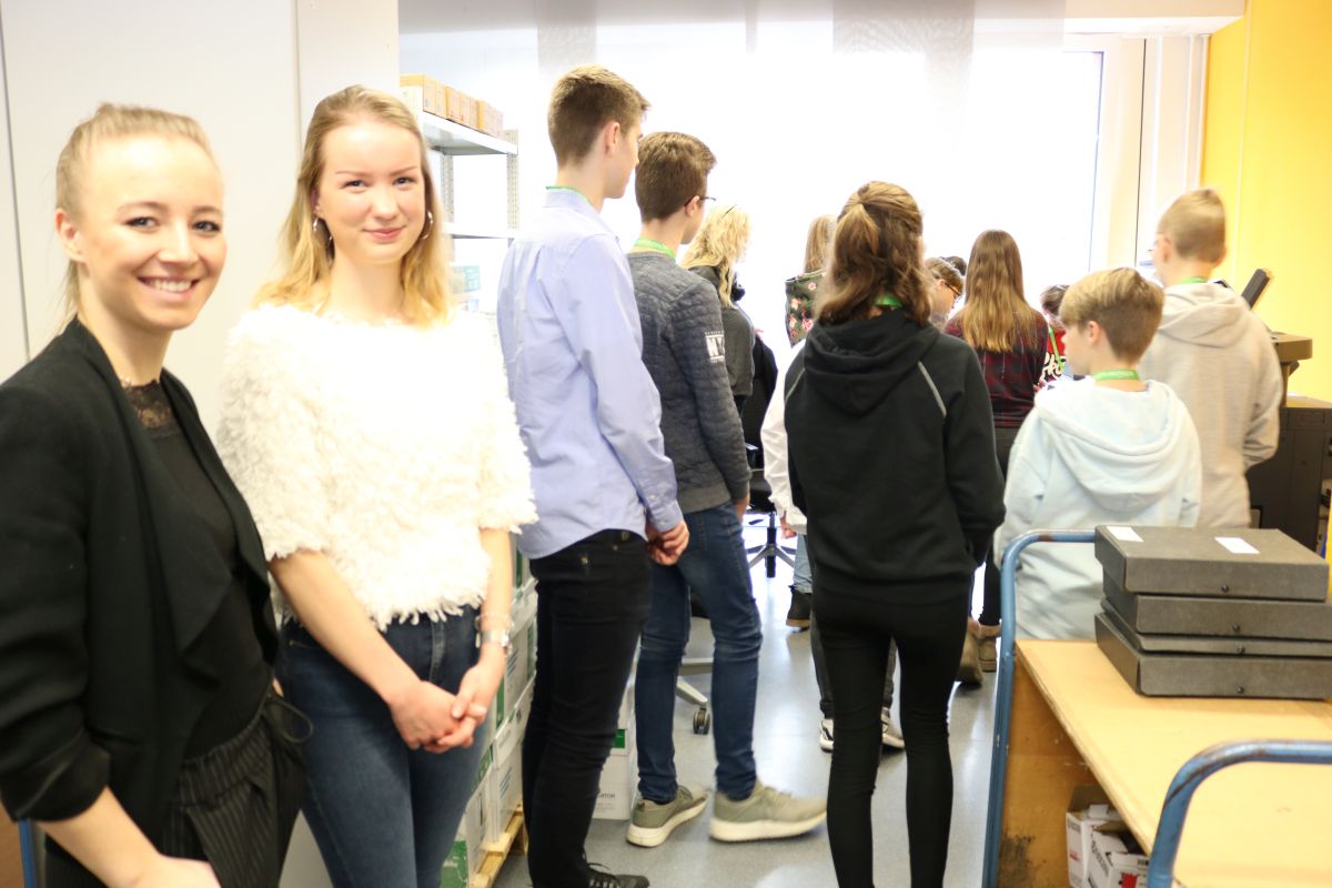 Azubis begleiten die Schüler*innen durchs Verlagshaus der Schlüterschen