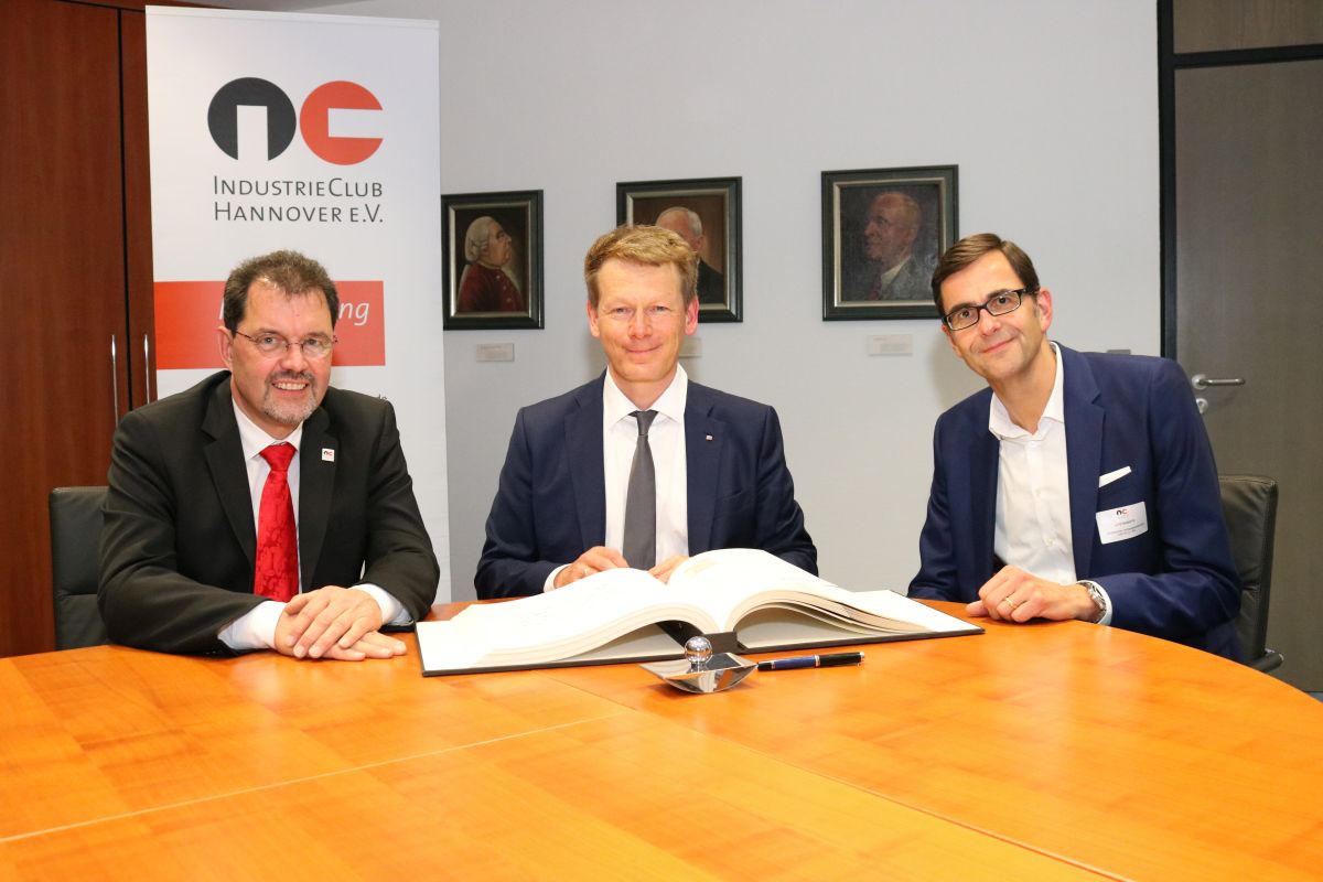 Dr. Carsten Kuhlgatz, Dr. Richard Lutz und Lutz Bandte im Verlagshaus der Schlüterschen