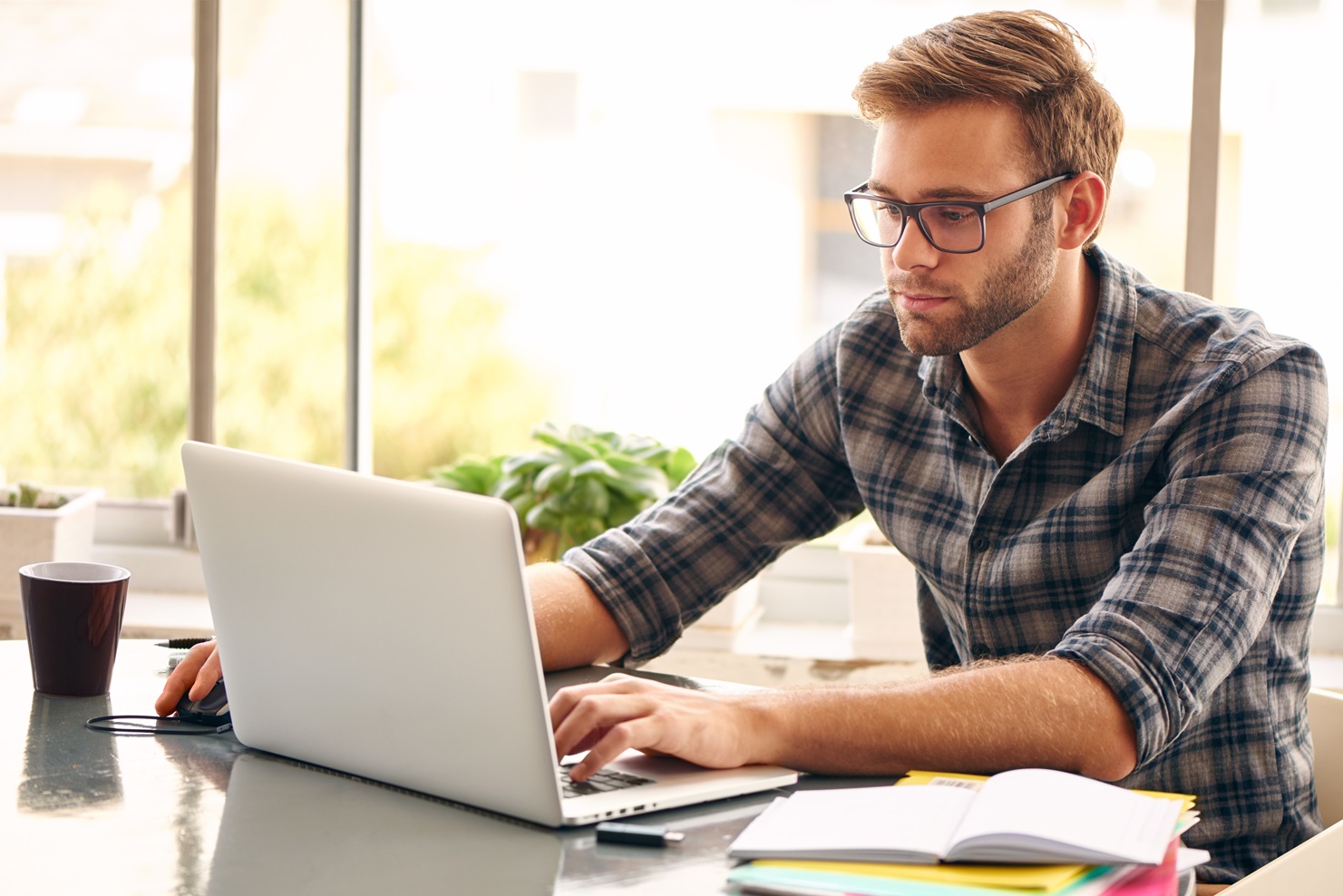 Mitarbeiter im Homeoffice am Rechner