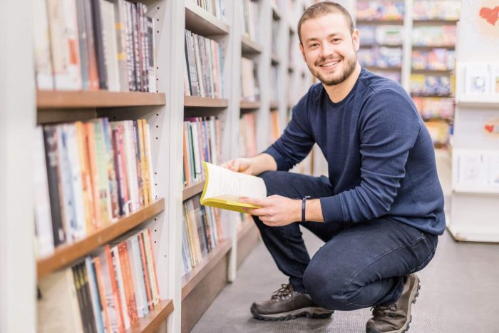 content-marketing Person vor vielen Büchern zum Thema Content Marketing
