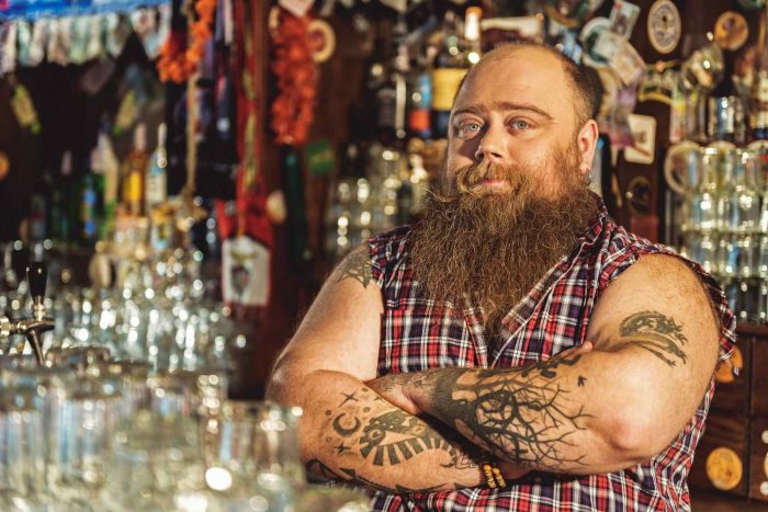 local-listing Barkeeper mit auffälligen Armen