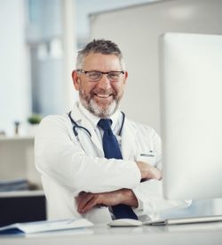 webseiten-produktbild Produktbild Webseite - Arzt vor PC