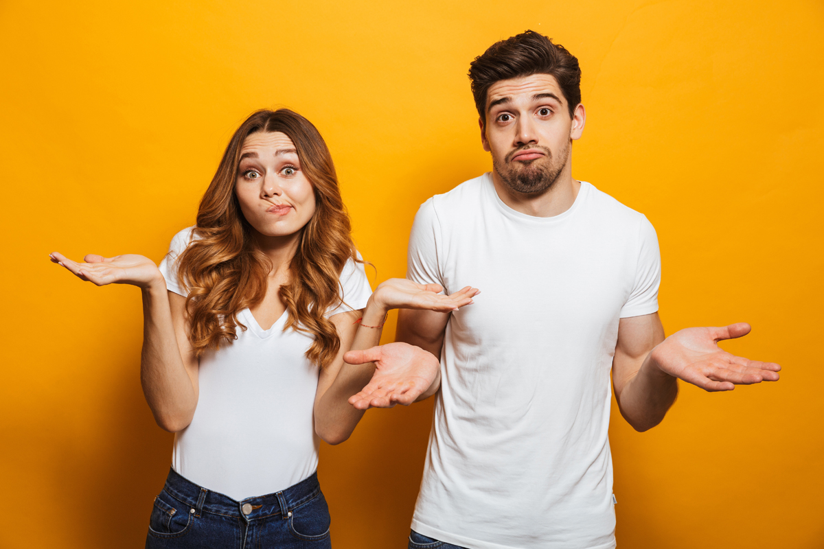 Mann und Frau vor Wand in Orange