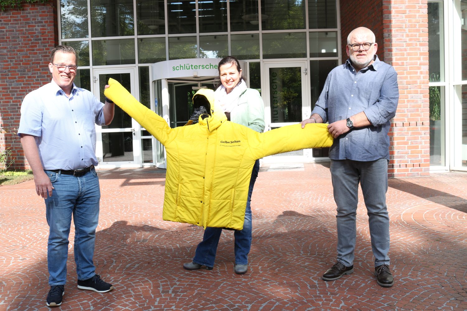 Schlütersche spendet Winterkleidung für Asphalt-Verkäufer*innen