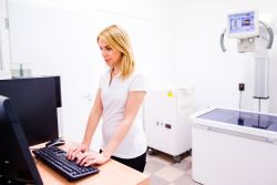 Veterinarian in white uniform at veteringary clinic working Das Portal tfa-wissen.de bietet zahlreiche News, Tipps und Mitmachaktionen