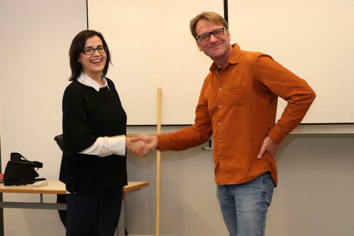 Natalia Kontsour-Selivanov und Markus Jakobi bei der Übergabe der Buchgeschenke