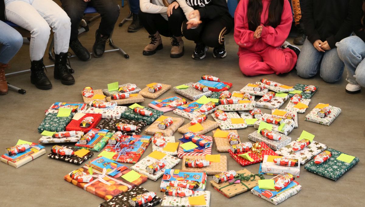 weihnachten-wunschbuecher-schluetersche-igs-vahrenheide-sahlkamp Die Bücher für die Klassen der IGS wurden festlich verpackt übergeben