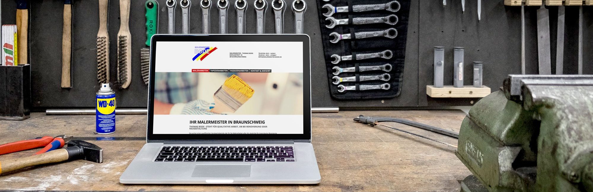 Webseite.jpg Laptop mit responsiver Webseite