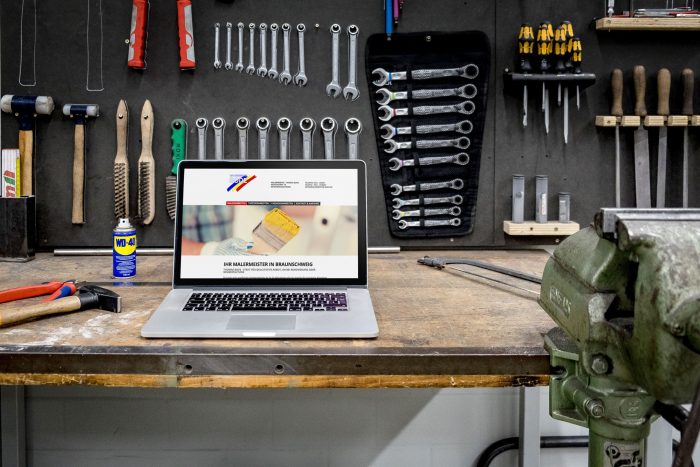 Webseite.jpg Laptop mit responsiver Webseite